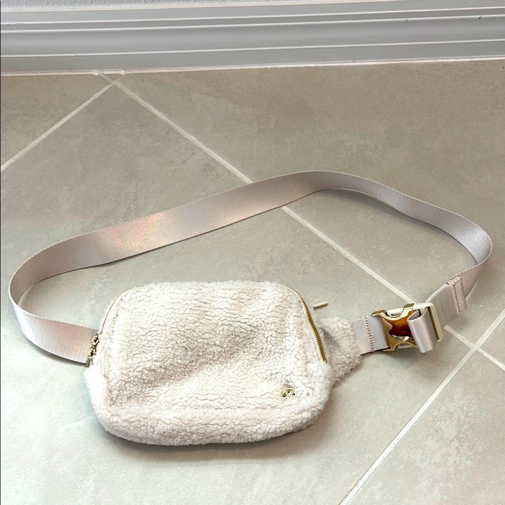 Large lululemon sherpa belt bag